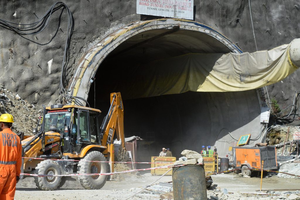 Crolla tunnel in India, inviate medicine agli operai intrappolati