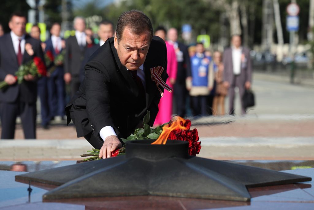 Sanzioni alla Russia, nel nuovo pacchetto anche il figlio di Medvedev