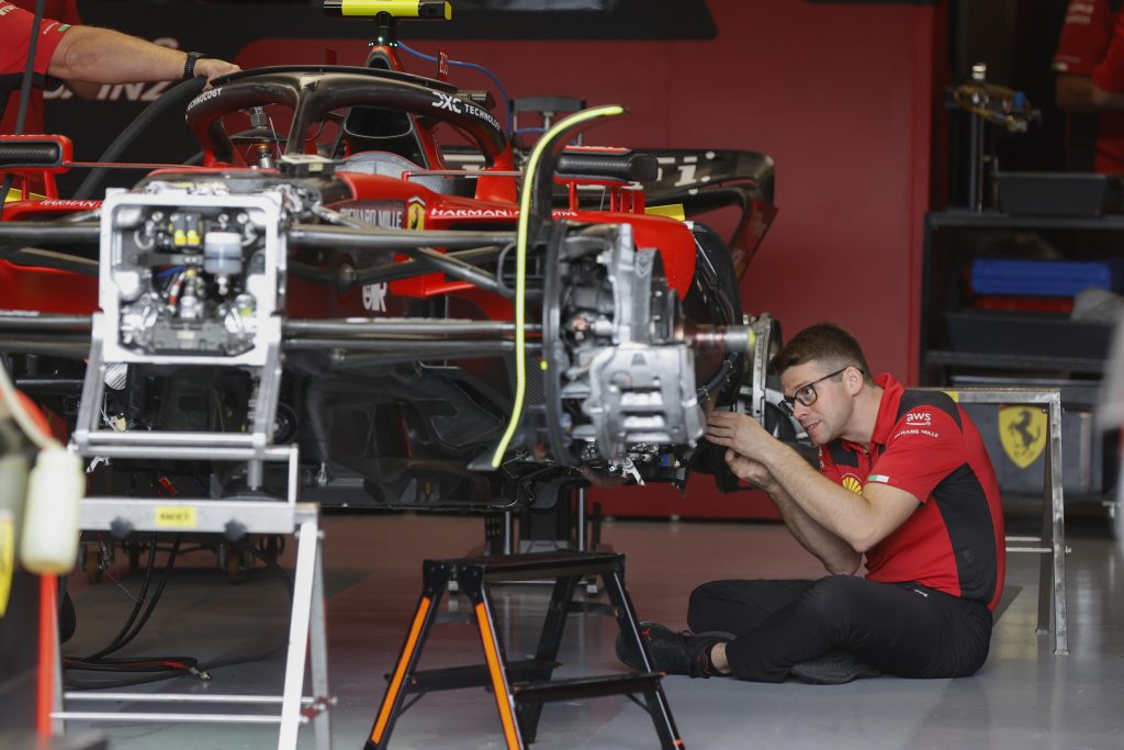 Prove libere a Las Vegas, la Ferrari di Sainz colpisce un tombino: distrutta