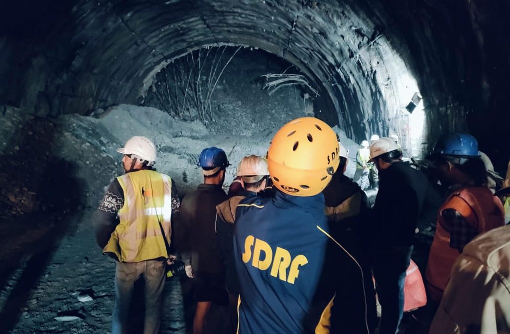 Tunnel crollato in India, salvi i 41 operai