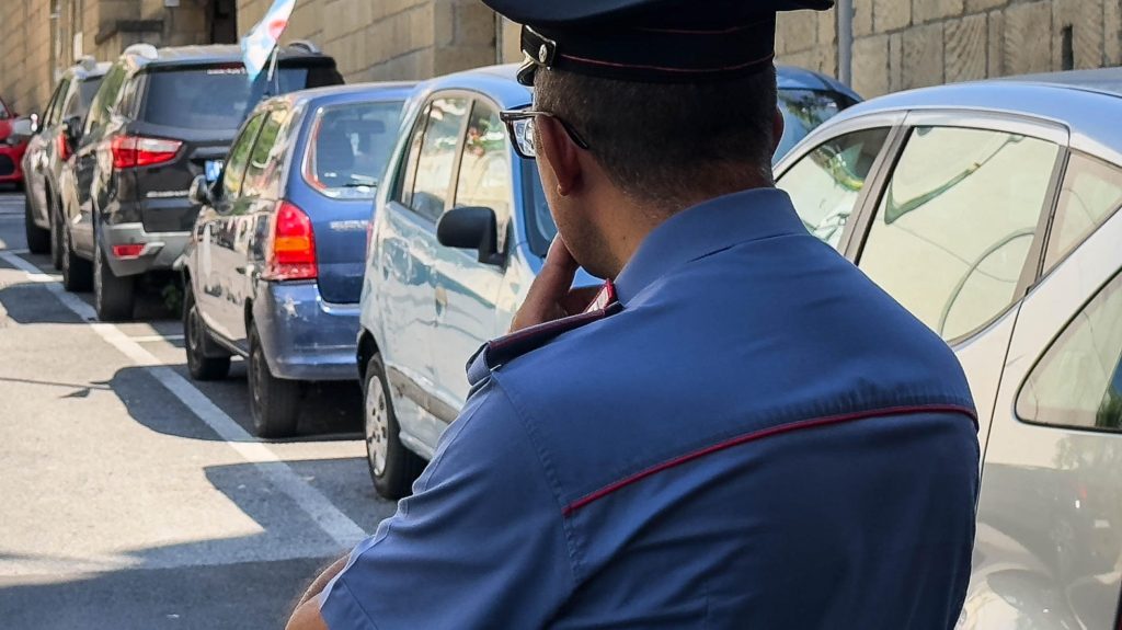 Viola il divieto di avvicinamento e aggredisce l’ex sotto casa
