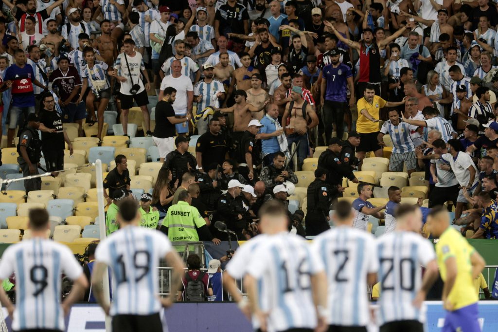 Brasile-Argentina nel caos, carica sui tifosi