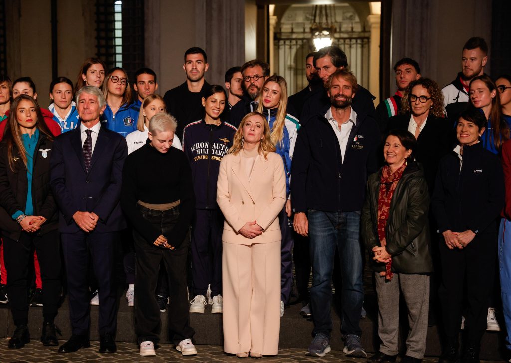 Contro violenza sulle donne, lo slogan del Governo: “non sei sola, chiama il 1522”