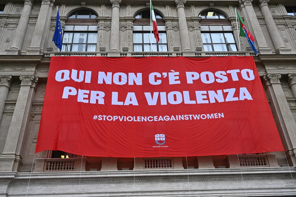 Genova, 17enne denuncia stupro di gruppo