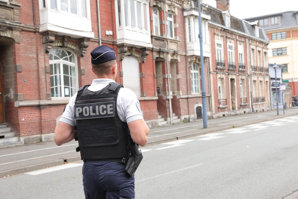 Francia, si costituisce dopo aver ucciso le tre figlie