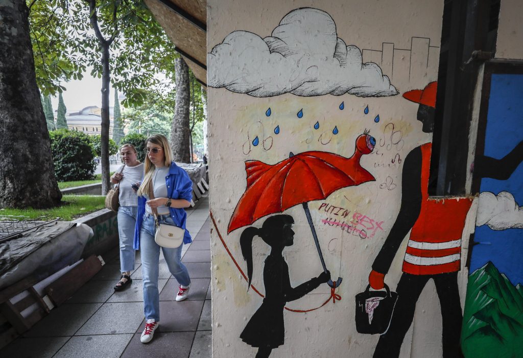 Batumi, tempesta distrugge le strade