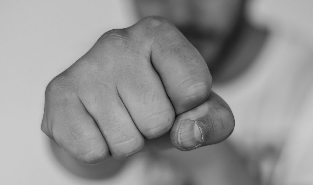 Marigliano, 15enne tira un pugno a un’insegnante