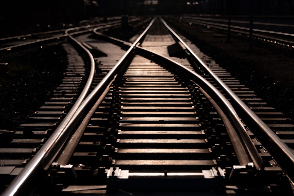 Attraversa i binari ma cade, muore travolto da un treno nel pavese