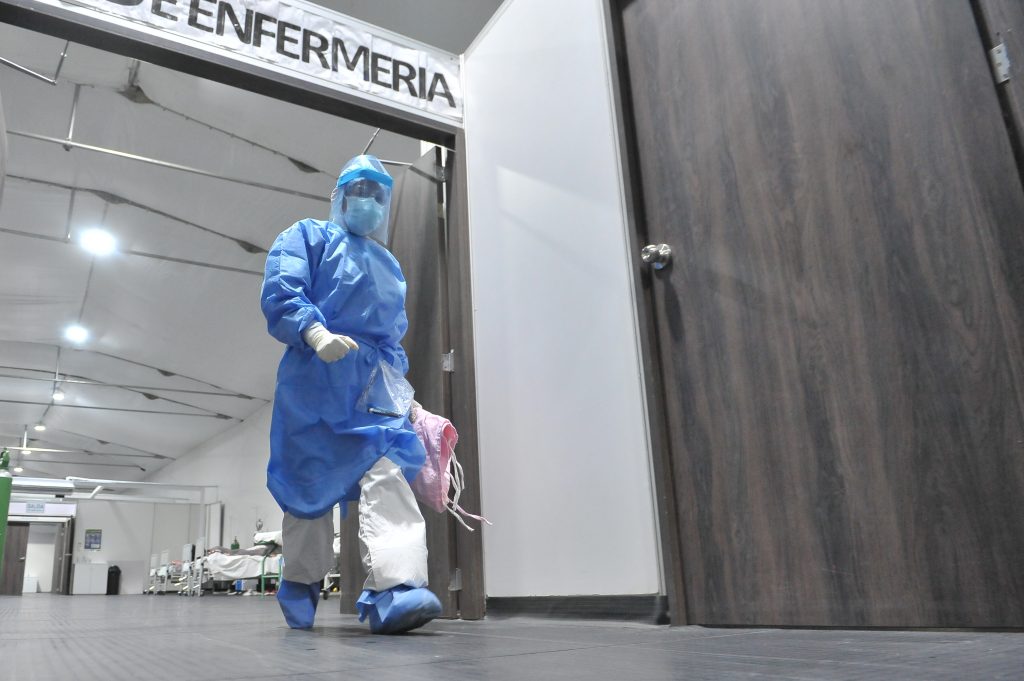 Bimba di 10 mesi ingoia crocifisso in Perù, salvata da chirurghi