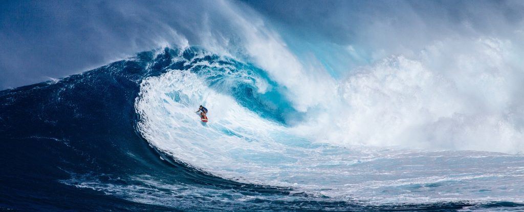 Record alle Hawaii, surfista australiana cavalca onda di 13 metri