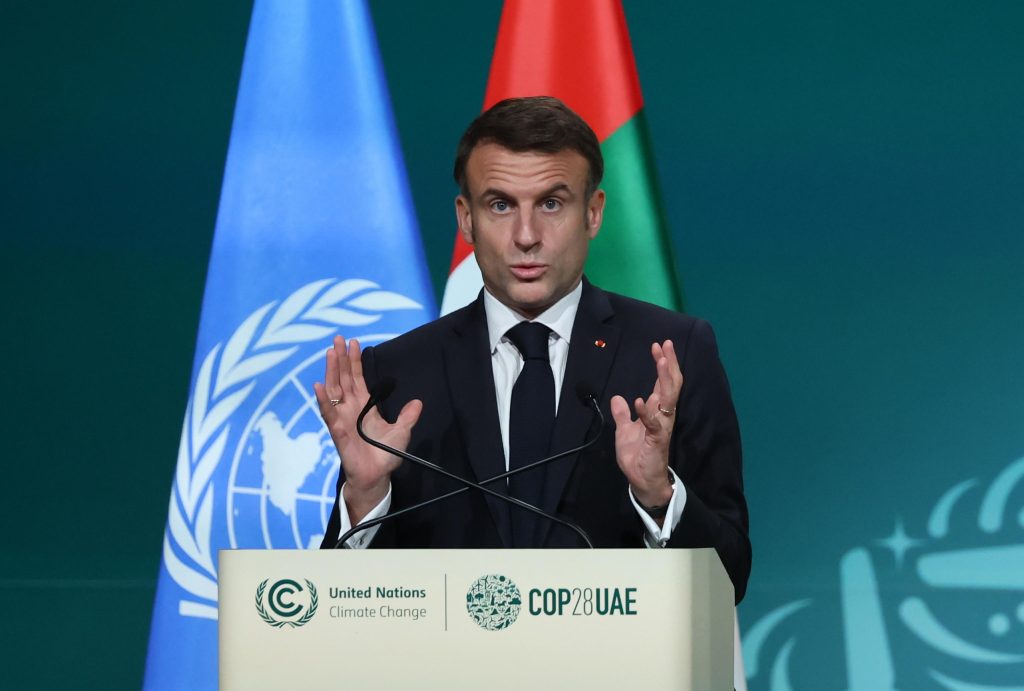 Cop28, Macron: “investire nel carbone è un’assurdità”