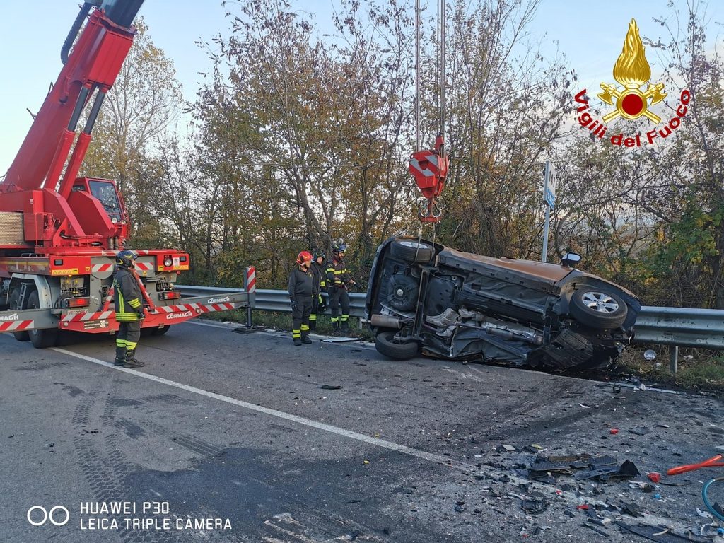 Vipiteno, fa un frontale poi scende dall’auto e finisce nell’Isarco