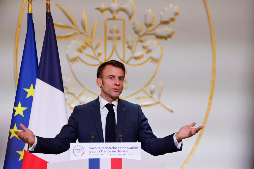 Accensione candela Hanukkah all’Eliseo, polemica su Macron