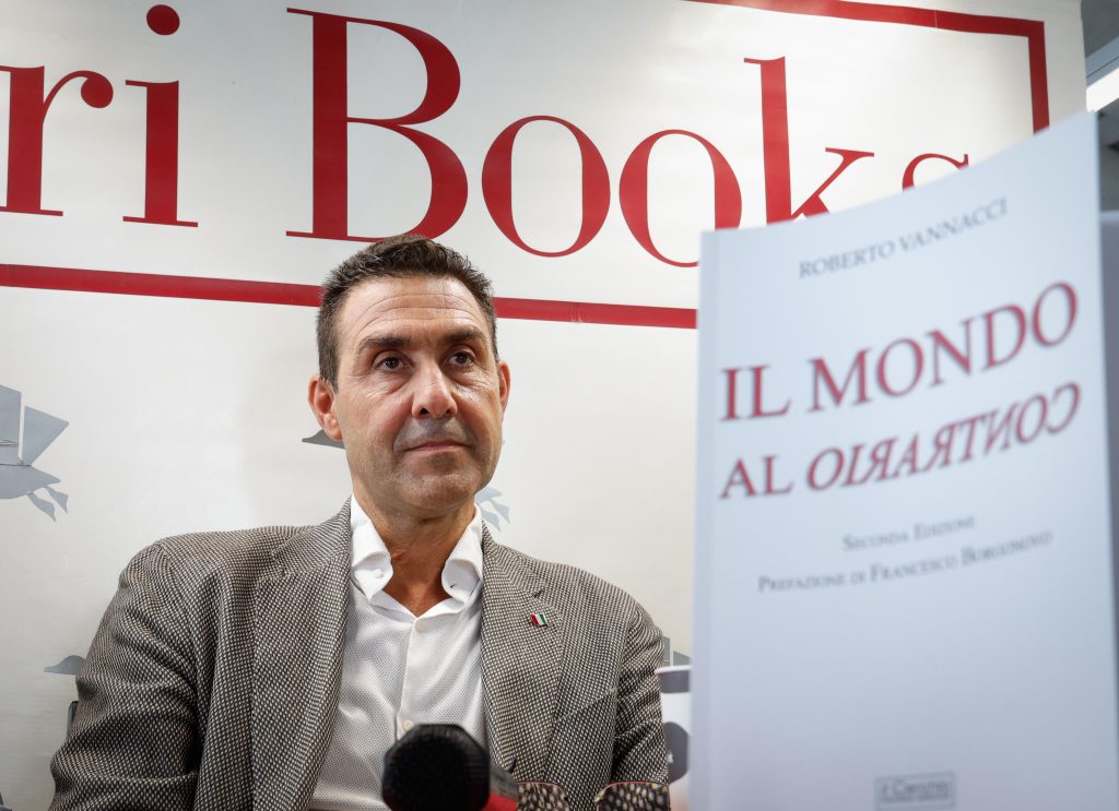 Vannacci sulla sua candidatura alle Europee dice di “farci un pensierino”