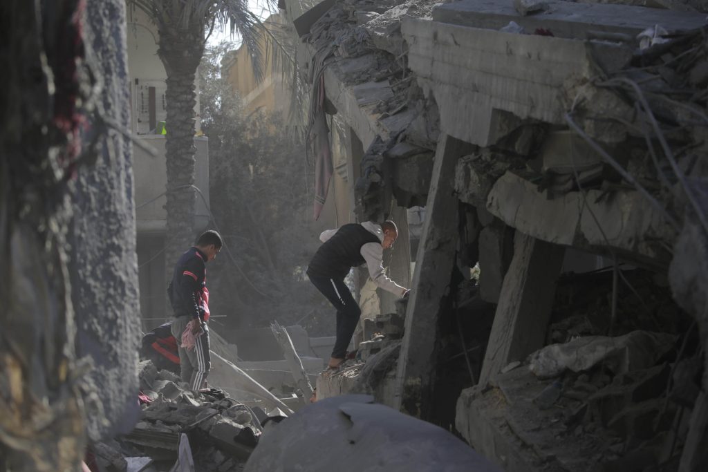 Gaza, civili assaltano camion di aiuti