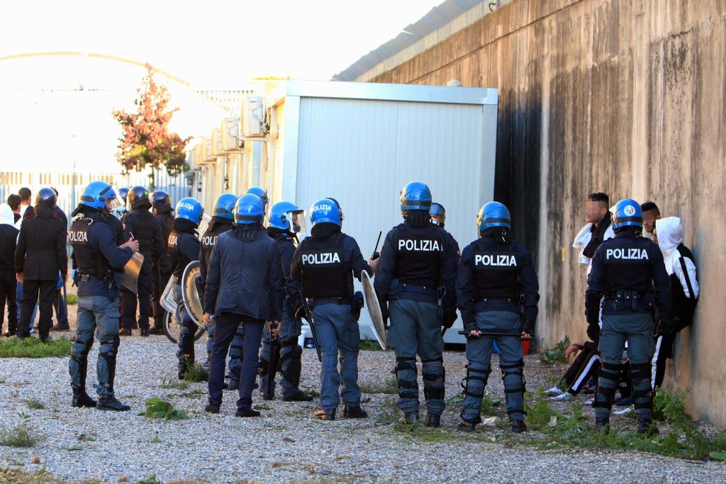 Milano, Procura sequestra il Cpr di via Corelli