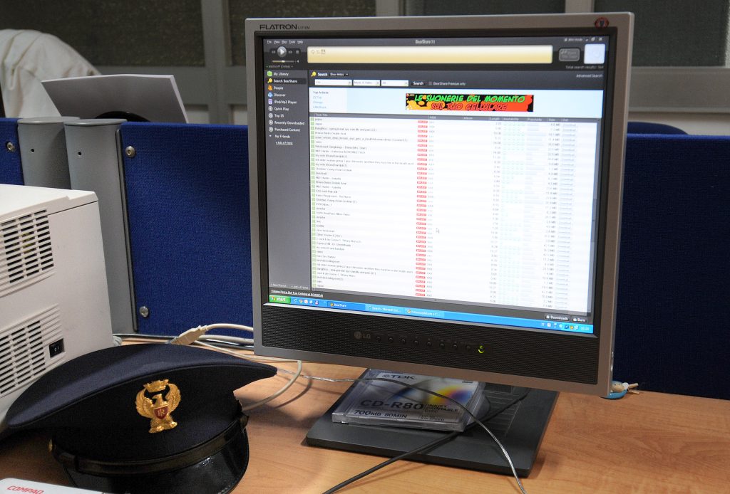 Arrestato 24enne a Milano che adescava minorenni online