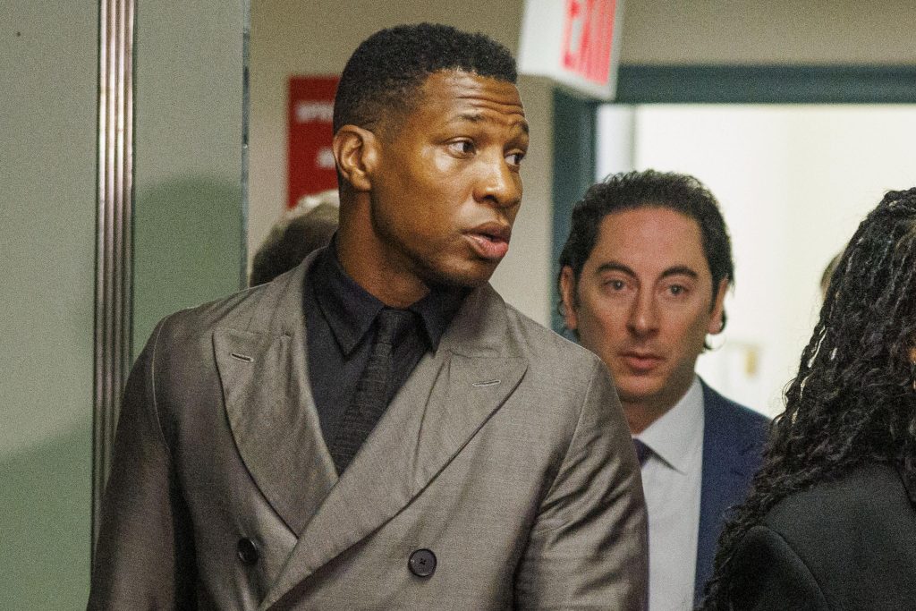 Jonathan Majors colpevole di aggressione e molestia alla ex