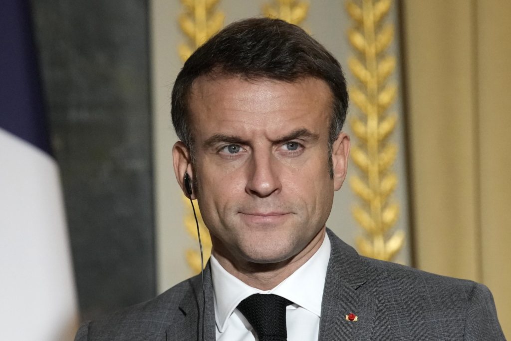Legge sull’immigrazione, Macron: “è lo scudo che ci mancava”