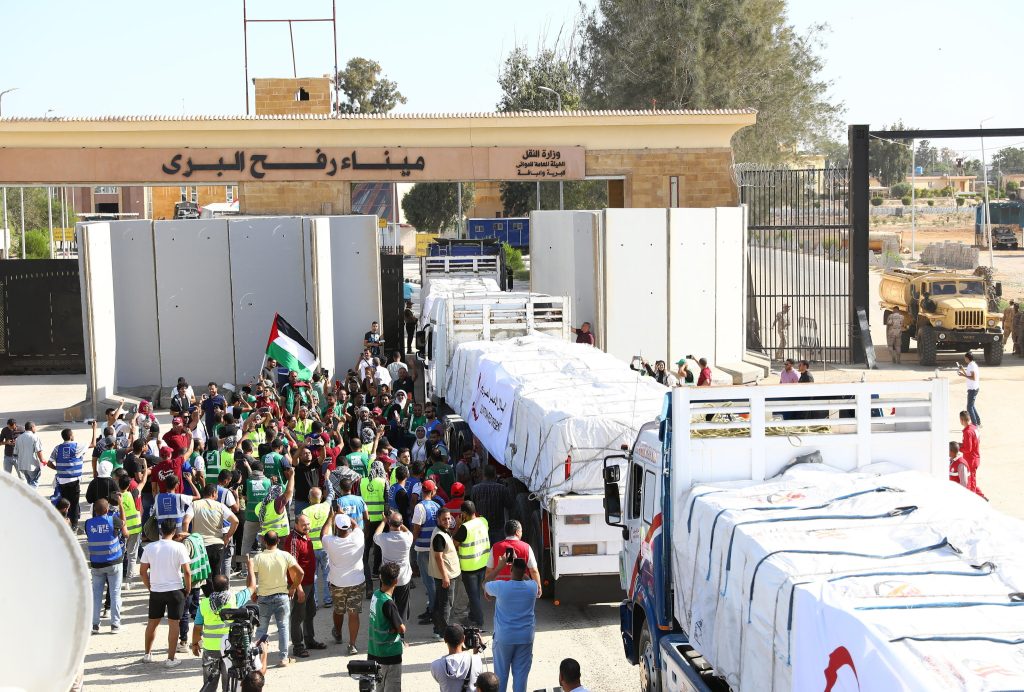 Agenti Hamas sparano su camion di aiuti: ucciso giovane
