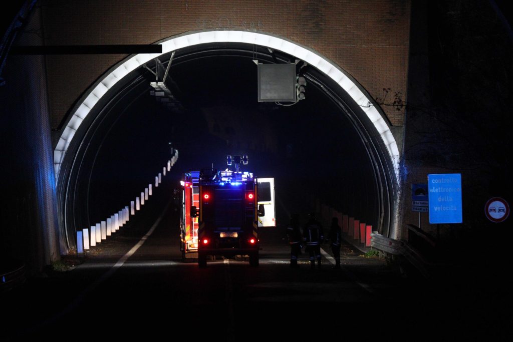 Scontro tra bus e ambulanza a Urbino: quattro morti