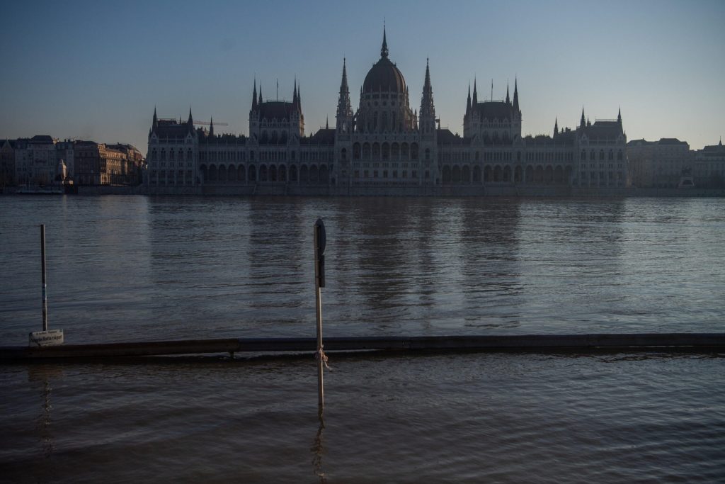 Paura a Budapest, il Danubio rompe gli argini