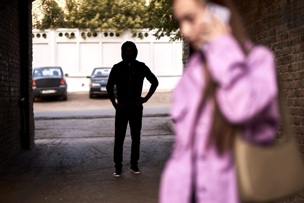 Biglietti con molestie sulla porta del negozio, denunciato per stalking
