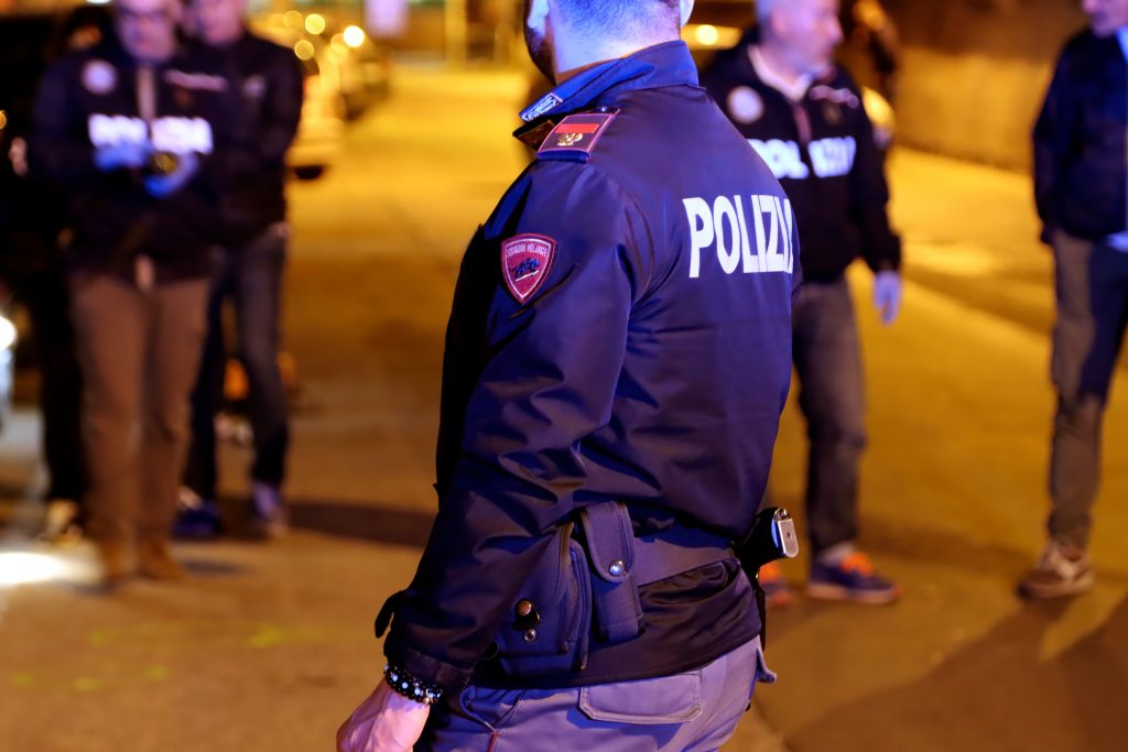 Pesaro, folle fuga dalla polizia: inseguimento e schianto su auto