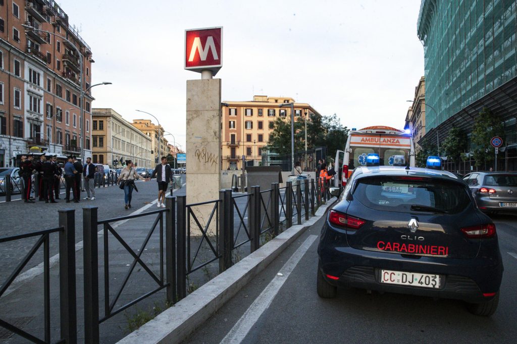 A Roma terrore nella metro San Giovanni: bloccata donna con ascia metro roma