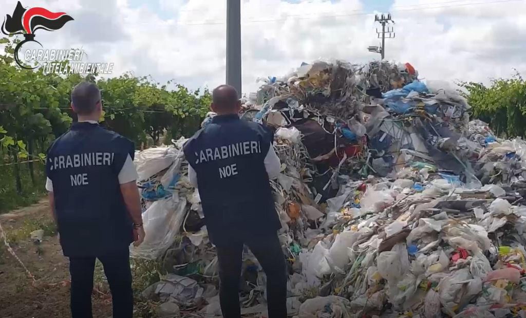 Fiumicino, maxi discarica abusiva: in manette dipendente regionale