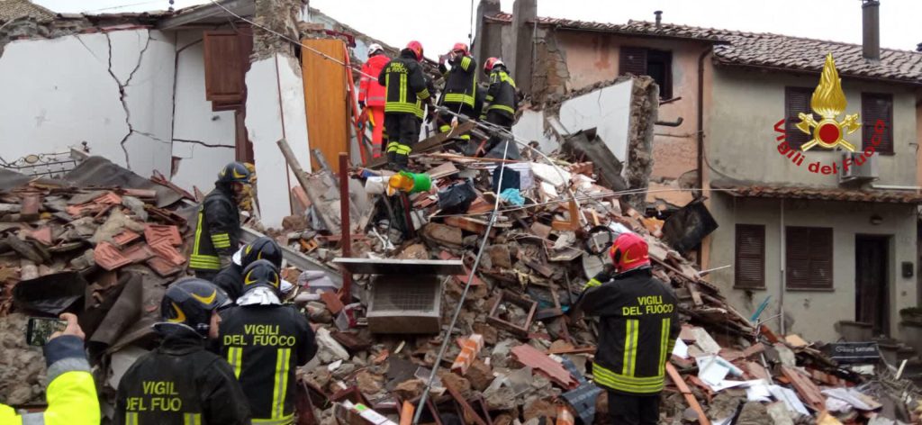 Roma, crolla palazzina: tre persone estratte vive palazzina roma