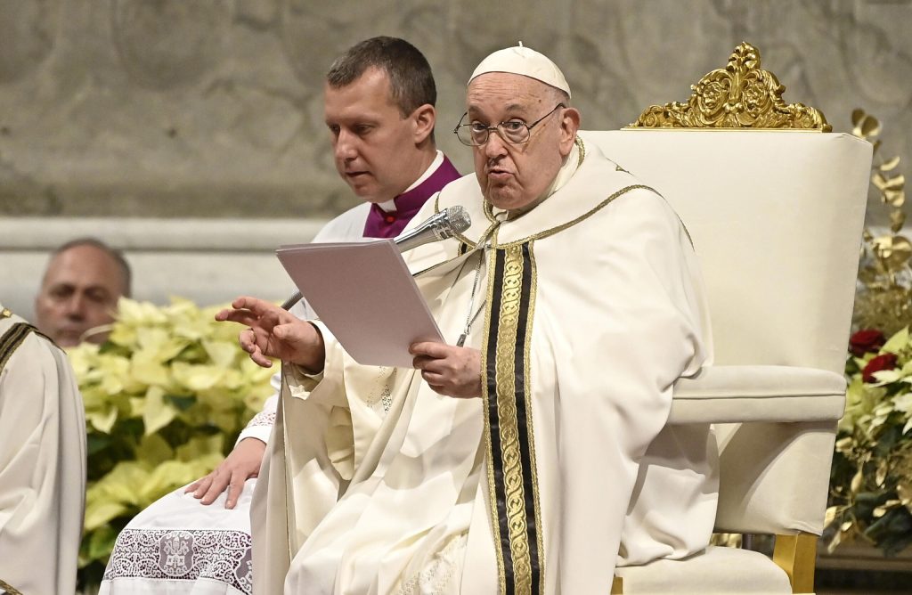 Epifania, l’omelia del Papa: “vita si spegne se siamo ostaggi di rimpianti” papa francesco