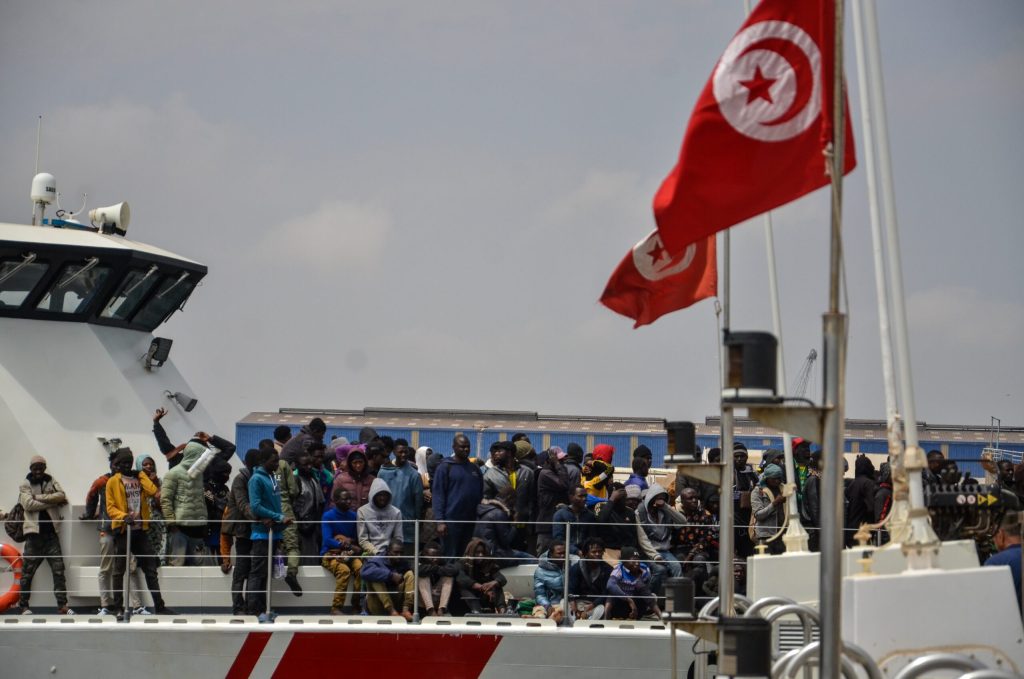 Tunisia: smantellata rete trafficanti di esseri umani