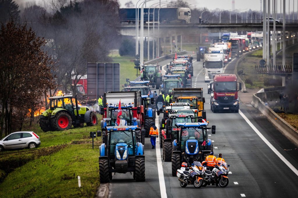 Trattori in rivolta PROTESTE AGRICOLTORI TRATTORI OLANDA BELGIO