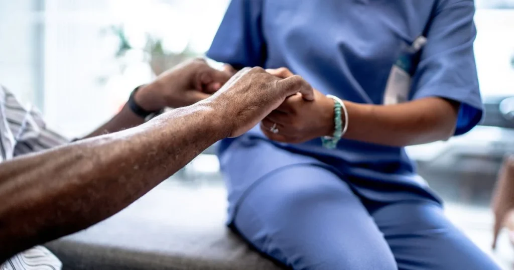 Firmato il contratto Sanità: a infermieri e ostetriche 240 euro in più al mese