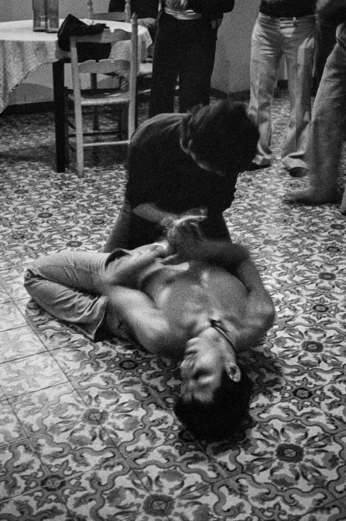 Due uomini durante un ballo nella serie Al ristorante di Marialba Russo, 1974