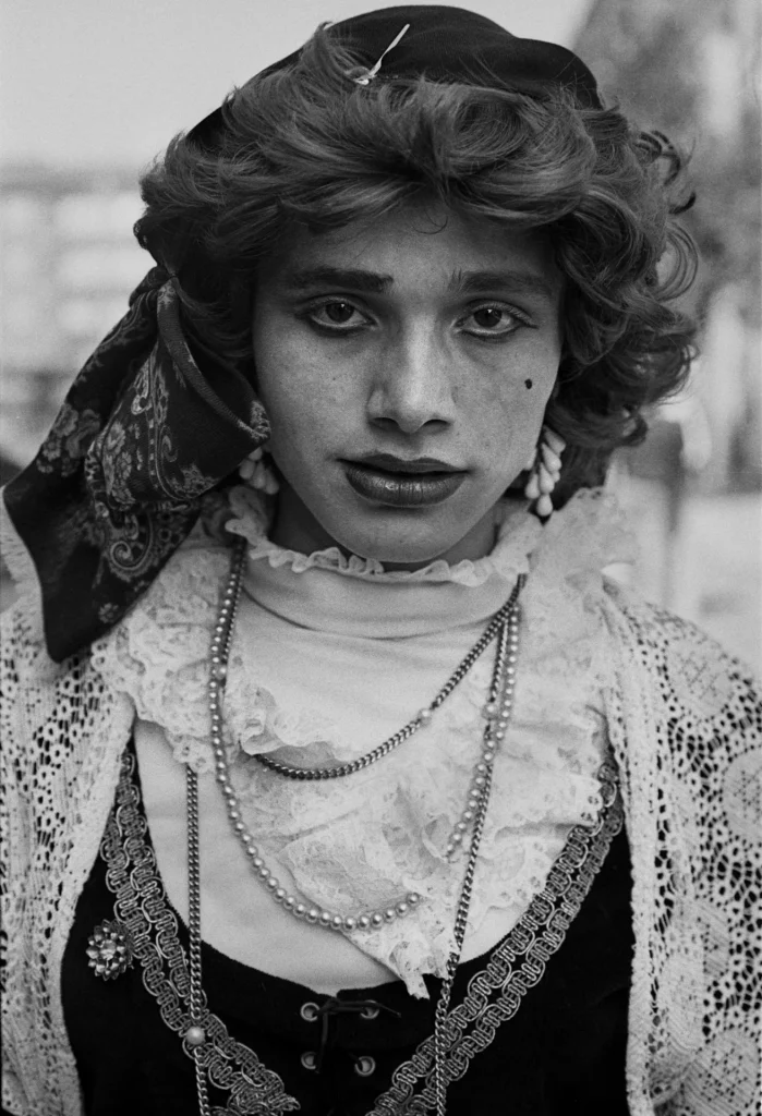 Ritratto della serie Travestimento di Marialba Russo, realizzata tra il 1975 e il 1980