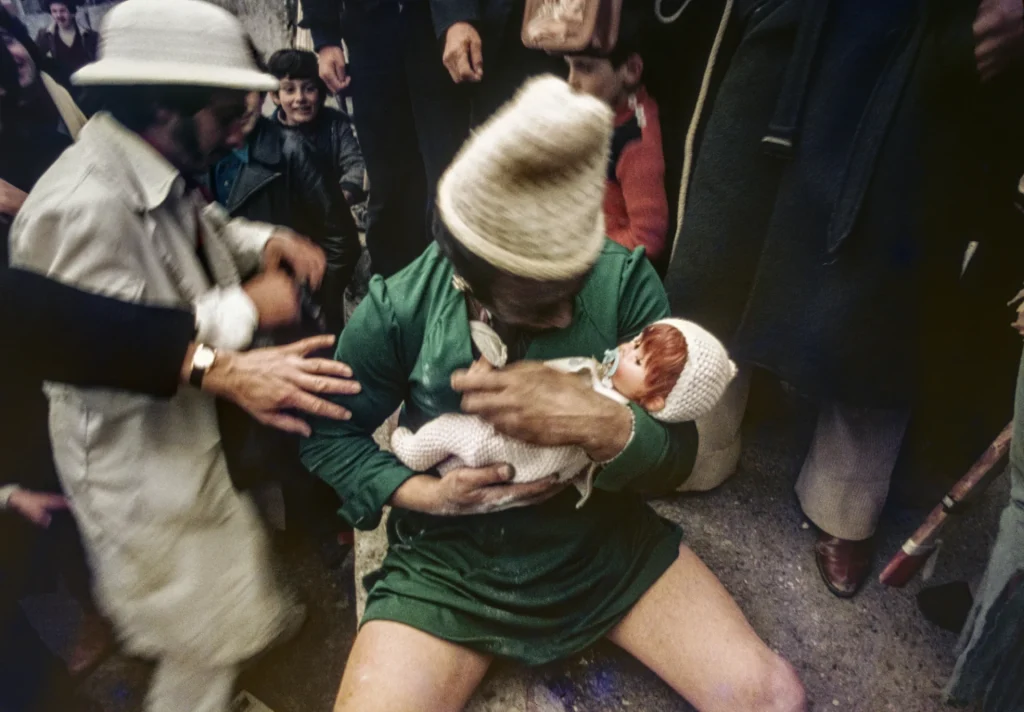 Un uomo mette in scena il parto nella fotografia Il Parto di Marialba Russo, 1978
