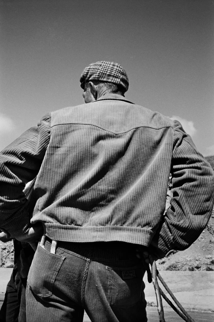 Uomo fotografato di spalle da Marialba Russo nella serie delle centotrenta figure di spalle, 1978