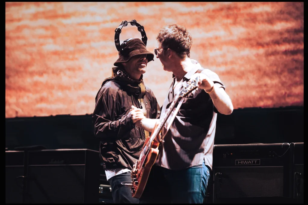 Liam e Noel, foto di Harriet K. Bols