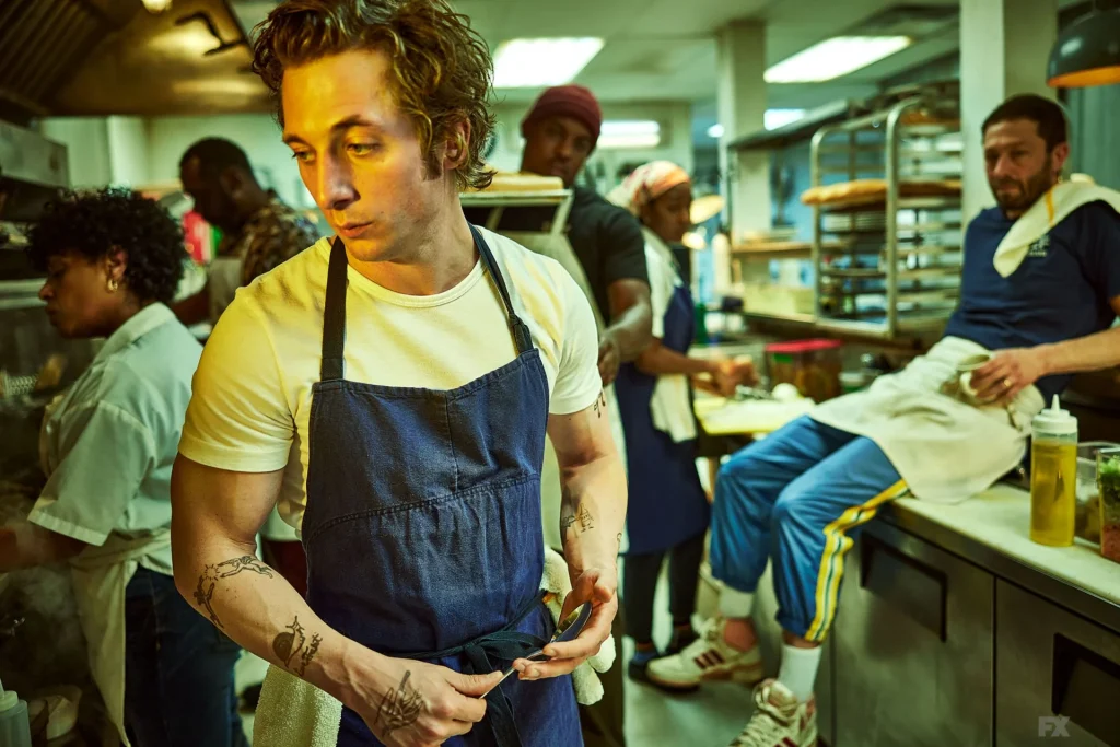 Chef al lavoro nella cucina di The Bear durante il servizio