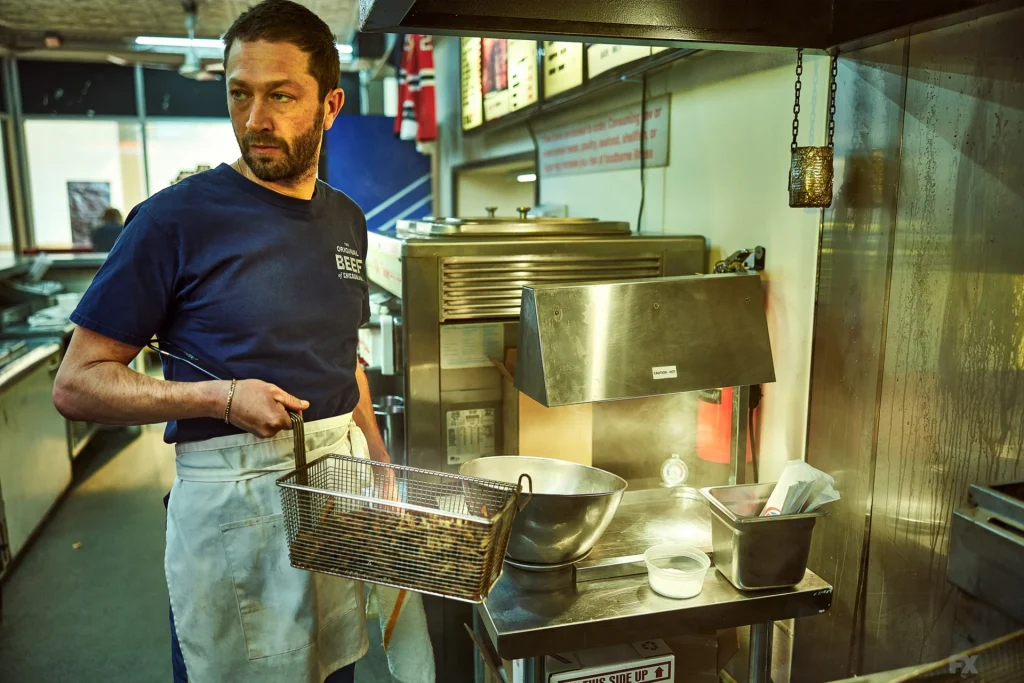 Un membro dello staff di The Bear nella cucina di The Original Beef of Chicagoland