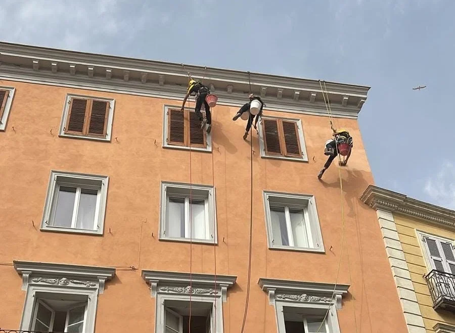 Morte bianca al Colosseo, Cgil: “A Roma mille operai acrobatici, la fune costa meno del ponteggio”