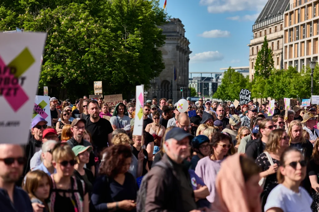 Non riconosciamo più i nazisti? L’AfD, Colonia e il limite della democrazia militante Manifestanti a Berlino con cartelli “AfD Verbot Jetzt” durante la protesta dell’11 maggio 2025