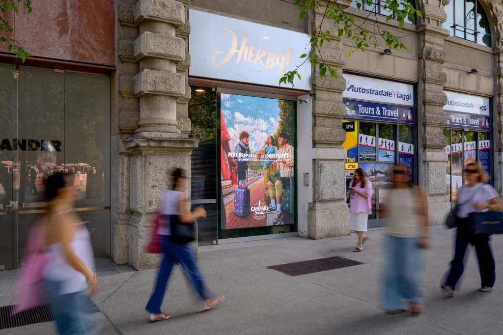 Schermo DOOH e passaggio pedonale a Piazza Castello a Milano