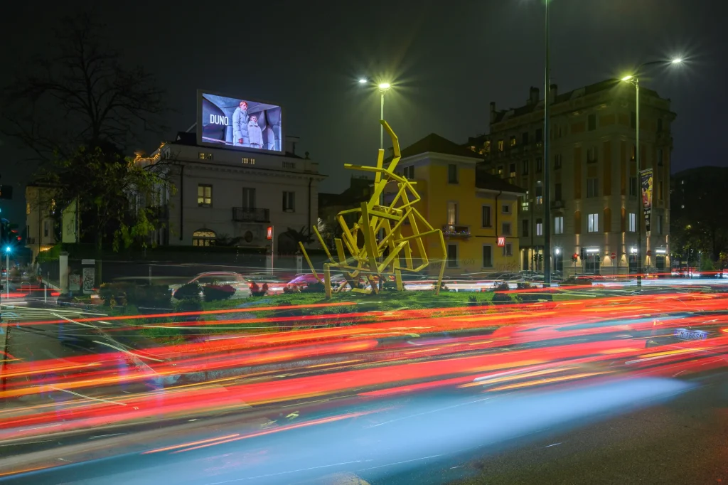 Ledwall DOOH e traffico serale in Piazza Amendola a Milano