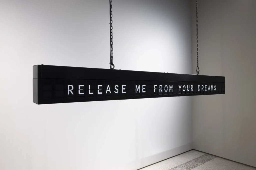 SoundOnMySkin di Shilpa Gupta nella mostra One Palm Closer to the Sky