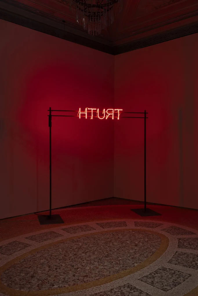 Truth di Shilpa Gupta, installazione al neon alla GAM di Milano
