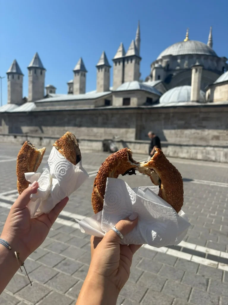 Simit davanti a una moschea durante una tappa del viaggio a Istanbul