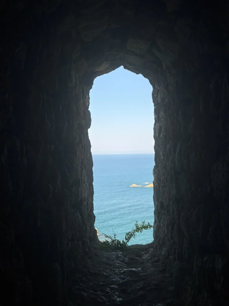 Vista sul mare da una grotta durante il viaggio attraverso i Balcani